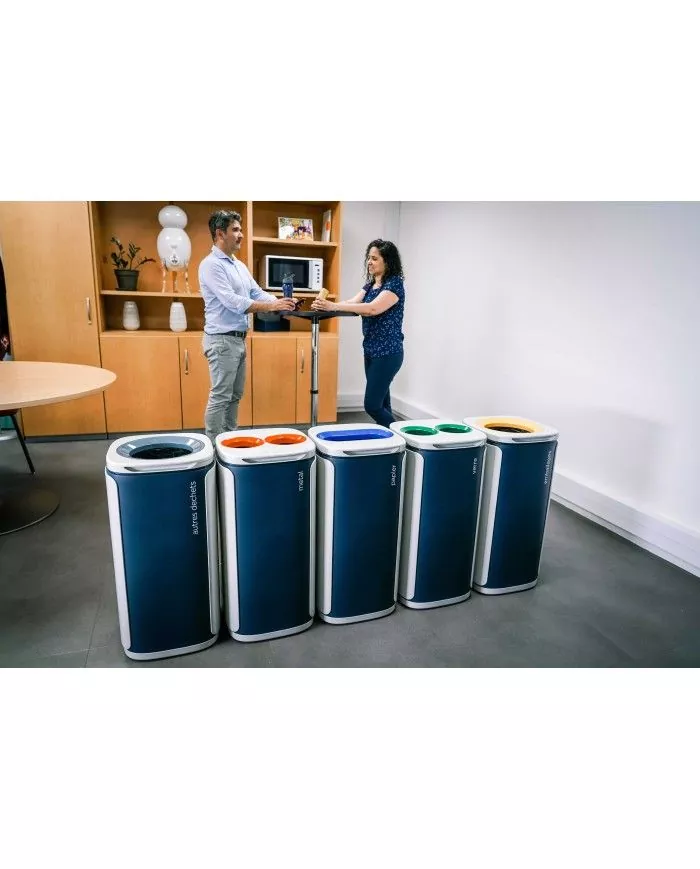 Poubelle conçu pour un usage intensif dans un cadre de bureau Poubelle conçu pour un usage intensif dans un cadre de bureau